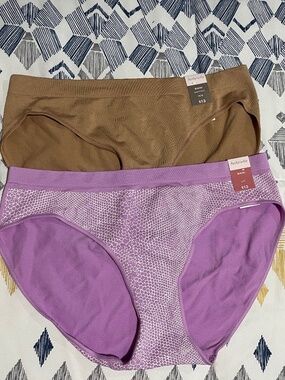 Ambrielle Women’s Bikini Panties 2 Pairs 1-7/Large, 1-6/Medium Seamless NWT